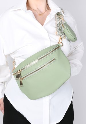 Marsupio in faux leather verde chiaro con due scomparti con zip e hardware dorato. Cinturino regolabile con motivo; piccolo taschino attaccato.