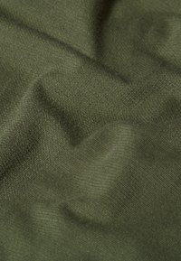 Textil in Olivgrün, mit einer weichen, glatten Textur und subtilen Farbvariationen sowie leichten Wellen, die auf einen leichten Stoff hindeuten.