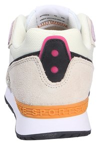 Baskets avec une tige en maille crème, des accents en suède gris, des détails roses et noirs, et une semelle en caoutchouc orange portant le texte "NIKE SPORTSWEAR".