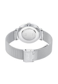 Silbernes Netz-Uhrenarmband aus rostfreiem Edelstahl mit einem runden Gehäuse, minimalistischem Design und einem Verschluss. Die Rückseite zeigt gravierte Details und eine glatte Oberfläche.