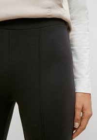 comma casual identity SLIM MIT PINTUCKS - Leggings - schwarz