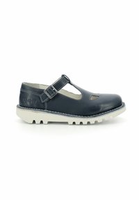 Zapato Mary Jane de cuero negro con recortes, hebilla ajustable y suela de goma blanca en contraste. Las costuras añaden detalles al diseño.