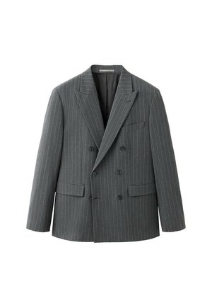 Dunkelgrauer doppelt geknöpfter Blazer mit dünnen weißen Nadelstreifen, mit Kerbkragen, zwei vorderen Pattentaschen und einer Brustleistentasche, auf weißem Hintergrund gezeigt.