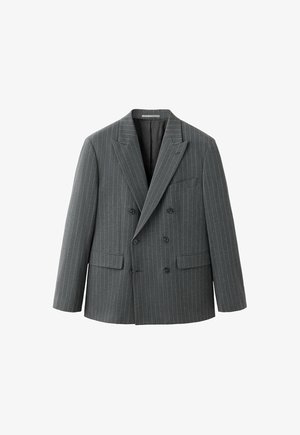 Dunkelgrauer doppelt geknöpfter Blazer mit dünnen weißen Nadelstreifen, mit Kerbkragen, zwei vorderen Pattentaschen und einer Brustleistentasche, auf weißem Hintergrund gezeigt.
