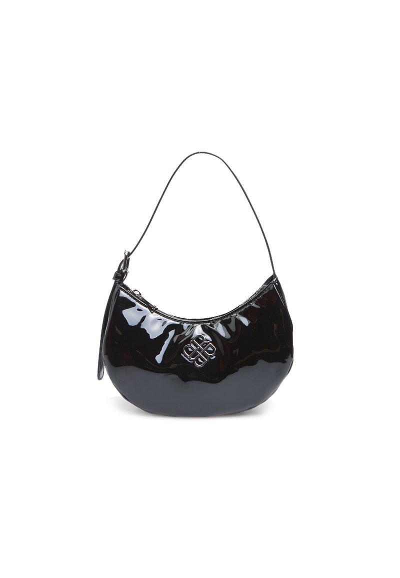 Sac en cuir verni noir en forme de croissant avec une sangle courte et un emblème décoratif argenté sur le devant, sur fond blanc.