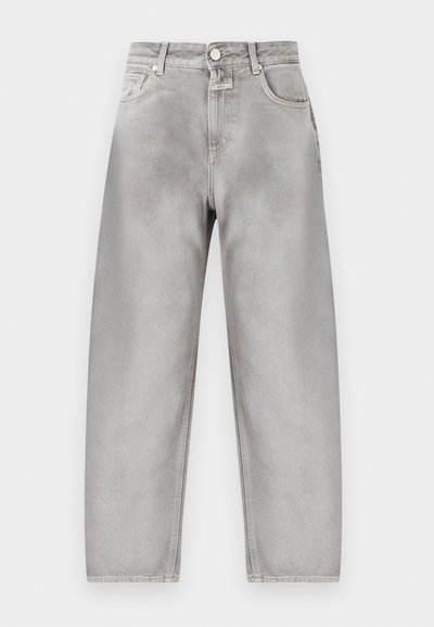 Ανοιχτό γκρι τζιν με ψηλή μέση, κανονικό ίσιο πόδι, μπροστινό κουμπί, φερμουάρ και σχέδιο με πέντε τσέπες.