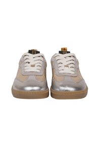 Beige und silberne Sneaker mit Obermaterial aus Leder und Wildleder, dicken weißen Schnürsenkeln, Gummisohle und goldener Markenlogo auf der Zunge.