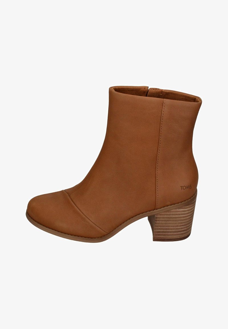 Braune Leder-Stiefelette mit runder Spitze, strukturiertem Blockabsatz und gestickten Akzenten. Logo "TOMS" auf der Rückseite geprägt.