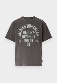 Κοντομάνικο T-shirt ανθρακί με λευκό κείμενο: "Dickies Workwear", "Harley-Davidson Motor Co" και τα έτη "1903" και "1922".