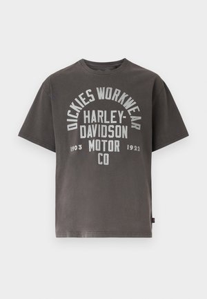 Hiilenharmaa lyhythihainen t-paita, jossa valkoiset tekstit: "Dickies Workwear", "Harley-Davidson Motor Co" ja vuodet "1903" ja "1922".