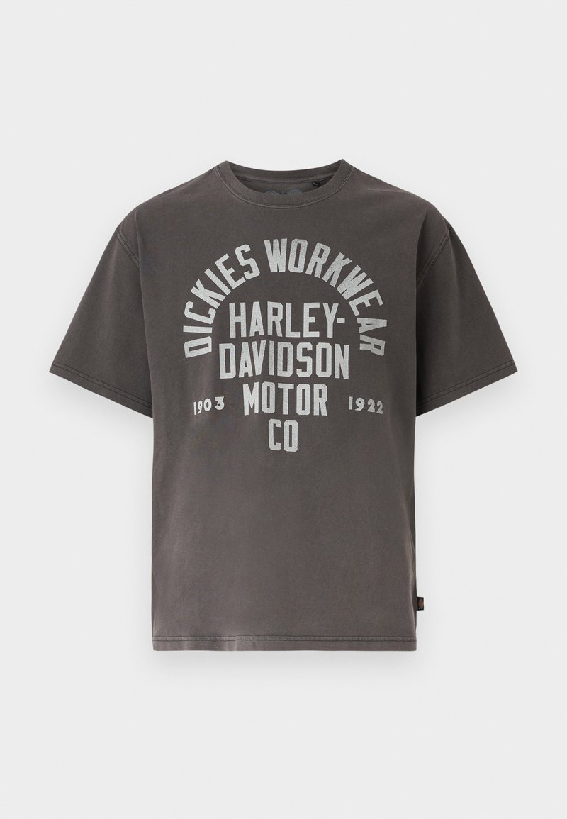 Maglietta a maniche corte grigio carbone con testo bianco: "Dickies Workwear," "Harley-Davidson Motor Co" e gli anni "1903" e "1922."