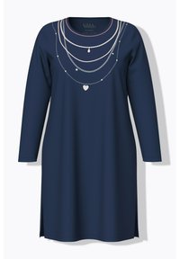 Mörkblå långärmad klänning med rund halsringning, ljusrosa detaljer och silverkedjedesigner med olika berlocker över bröstet.