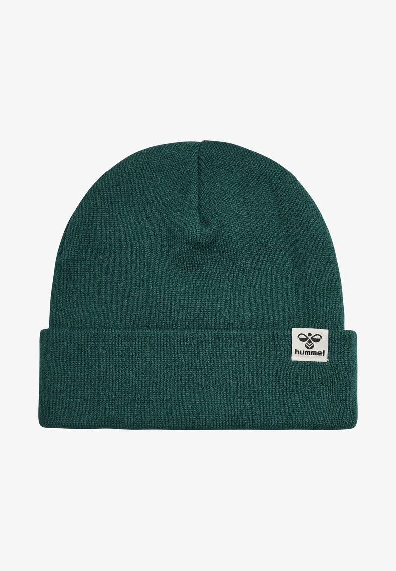 Zielona dziana czapka, miękka w dotyku, z podwiniętym brzegiem, posiada małą białą metkę z logo z boku. Prosty, nieozdobiony design.