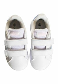 Sneakers bianchi con cinturini in velcro, foderati in tessuto, punta arrotondata e dettagli in azzurro chiaro sui lati. Superficie liscia e costruzione robusta.