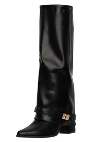 Hoge zwarte leren laars met een lage blokhak, een spits toelopende neus en een decoratieve riem met een goudkleurige gesp bij de enkel.