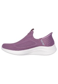 Sneaker viola leggero senza lacci con tomaia in rete testurizzata, suola bianca imbottita e un linguetta sul tallone per indossarla facilmente.