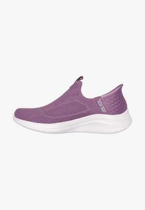 Zapatilla ligera de color púrpura tipo slip-on con parte superior de malla texturizada, suela blanca acolchada y un tirador en el talón para ponerse con facilidad.