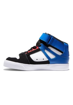 Zapatilla alta con paneles en negro, blanco, azul y rojo, cordones negros, correa azul en el tobillo y suela de goma blanca.