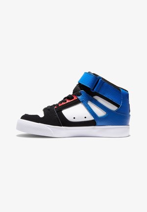 Sneaker montante avec des panneaux noirs, blancs, bleus et rouges, lacets noirs, sangle de cheville bleue et semelle en caoutchouc blanche.