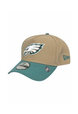 Casquette de baseball beige avec une visière teal, arborant un logo d'aigle brodé blanc et teal à l'avant. Ajustable, fabriquée en tissu.