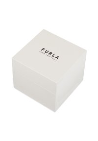 Valge ruudukujuline kast mati viimistlusega, millel on bold musta värvi "FURLA" logo ja allkirja "SINCE 1927 ITALY".