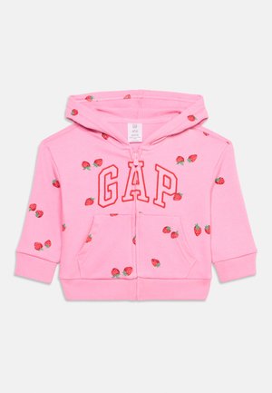 Ροζ φούτερ με κουκούλα για νήπιο, με κόκκινα γράμματα GAP, εμπρόσθιες τσέπες, φερμουάρ και μικρά τυπώματα φράουλας παντού.