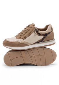 Baskets beige et marron avec fermeture à lacets à l’avant, fermeture éclair latérale, détail imprimé léopard et semelle en caoutchouc texturée sur fond blanc.