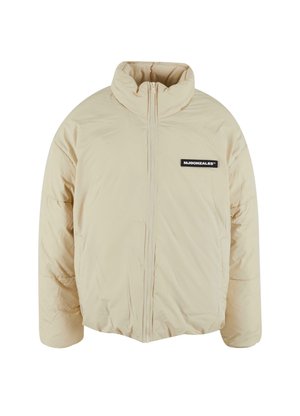 Beige Steppjacke mit hohem Kragen, durchgehendem Reißverschluss und gepolstertem Design. Mit einem schwarzen Logo-Patch auf der Brust. Glatte Textur.