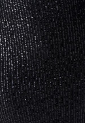 Schwarzer Stoff mit senkrechten Linien aus Pailletten, der eine glänzende Textur und Schimmer hat. Die Pailletten variieren leicht in ihrer Größe und reflektieren das Licht.