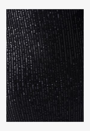 Tissu noir avec des lignes verticales de sequins, présentant une texture brillante et scintillante. Les sequins varient légèrement en taille et réfléchissent la lumière.