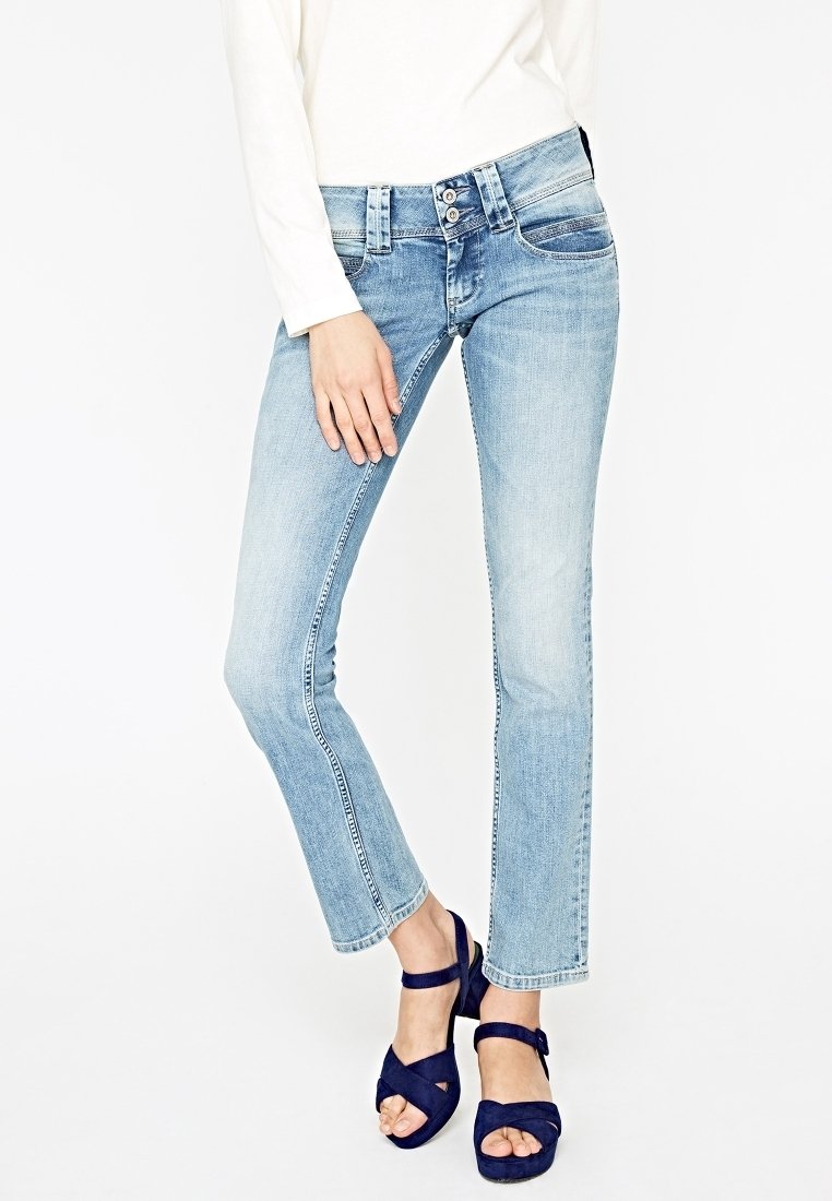 Ljusblå denimjeans med rak ben-design, fem fickor, knappstängning och ljus tvättfinish. Kombineras med marinblå plattformsandaler.