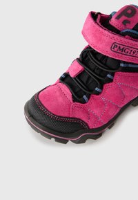 Rosa Wildleder-Wanderstiefel mit schwarzen synthetischen Akzenten, Gummisohle, verstellbarem Riemen und gemusterter Schnürung. Merkmale kontrastierender Nähte.
