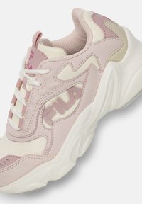 Sneaker rosa chiaro con materiale testurizzato e accenti bianchi. Caratterizzato da una suola chunky, logo distintivo e linguetta in rete per la ventilazione.
