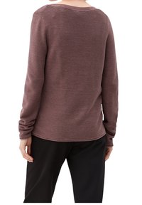 Pull-over à manches longues en mauve profond, avec un design texturé côtelé, un col arrondi et une coupe décontractée.