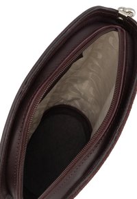 Bordo ādas maks ar gludu ārpusi un divām nodalījumu; gaiši brūns iekšpusi ar smalku rakstu un rāvējslēdzēja aizdari.