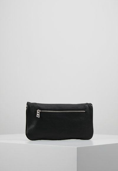 Borsa a mano in pelle nera con una texture liscia, chiusura con zip e una piccola tasca esterna con zip su un lato. Forma rettangolare, design minimalista.