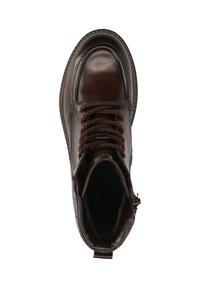 Botas de tobillo de cuero marrón con punta redondeada, cordones trenzados, cierre de cremallera y panel texturizado a lo largo de la costura. Acabado exterior suave.