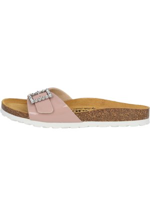 Sandalia deslizante de patente rosa con una hebilla decorativa de strass, plantilla de corcho y suela de goma blanca. Diseño plano, punta abierta con acabado texturizado.