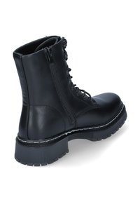 Schwarze Lederstiefeletten mit glatter Oberfläche, Schnürung vorne, seitlichem Reißverschluss und dicker Gummisohle. Mit einer gesteppten Verzierung um die Ferse.