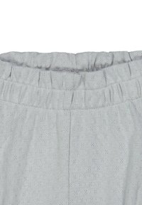 Světlý šedý elastický pásek s nabranou texturou a malým perforovaným vzorem. Hladká tkanina s jemným, lehkým povrchem, vhodná na každodenní nošení.