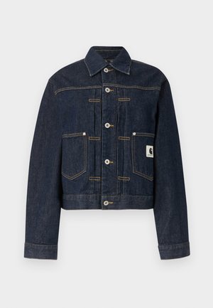 Tmavomodrá rifľová bunda s gombíkmi vpredu, dvoma prednými vreckami, viditeľným kontrastným prešitím a malou štvorcovou nášivkou s logom na pravom vrecku.