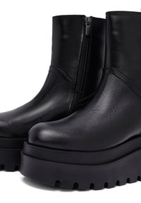 Czarne botki do kostki wykonane z gładkiej skóry, z platformą, mające zamek błyskawiczny po boku oraz okrągły czubek z teksturowanym wykończeniem.