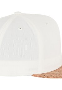 Fehér baseball sapka szövetes parafa karimával, amely hat panelből és szellőzőlyukakból áll. A karima alsó része sima felületű.