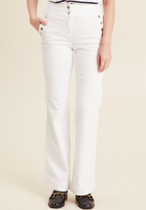 Witte flared jeans met een hoge taille, twee decoratieve knoopaccenten aan de zijkant en zakken. Soepele textuur en strakke uitstraling.