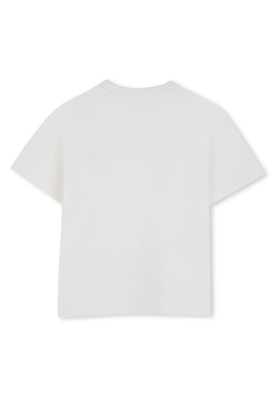 Απλό λευκό κοντομάνικο T-shirt απλωμένο επίπεδα, με θέα από την πίσω πλευρά, στρογγυλή λαιμόκοψη και χωρίς ορατό σχέδιο ή λογότυπα.