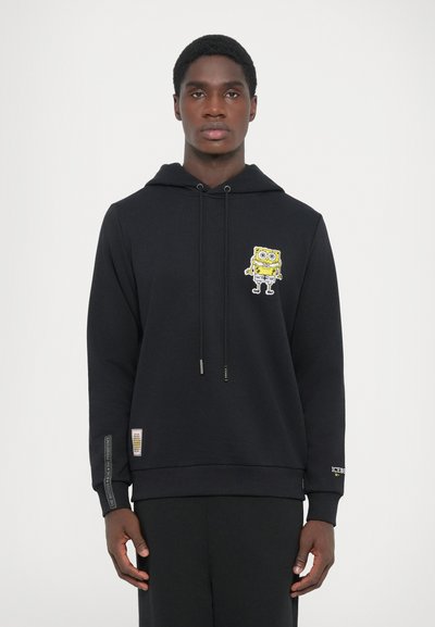 Sort hættebluse lavet af blød bomuldsblanding, med et Spongebob Squarepants grafik på brystet og logo detaljer på ærmet.