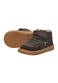 Bruine hoge sneakers van textuursynthetisch materiaal, met suède accenten, een klittenbandsluiting en een rubberen zool met een gemusterd profiel.
