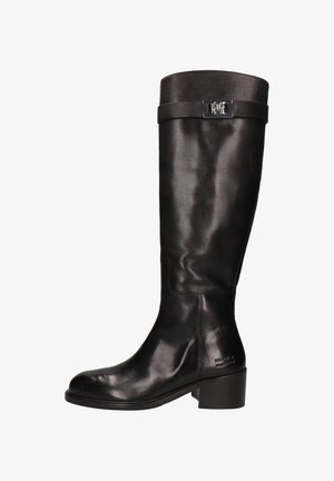 Schwarzer kniehoher Stiefel aus Leder mit glatter Textur, abgerundeter Zehenpartie, Blockabsatz und silbernem Schmuckdetail nahe dem oberen Rand.