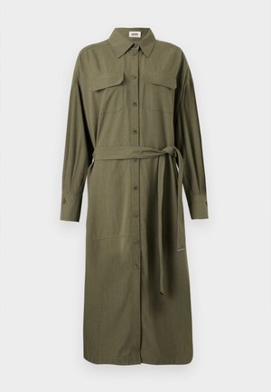 Olijfgroene shirtjurk met een kraag, lange mouwen, twee borstzakken, knoopsluiting aan de voorkant en een bijpassende stoffen riem voor aanpassing.