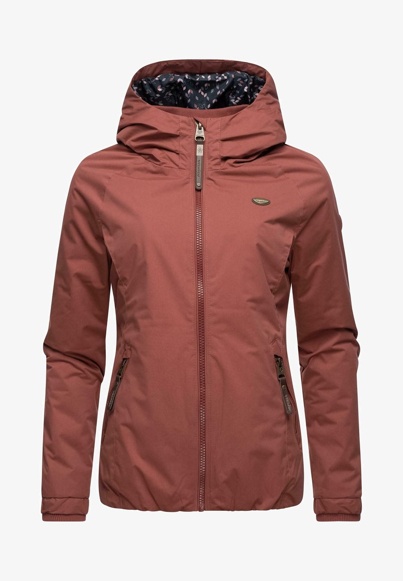 Wodoodporna kurtka z kapturem w ciemnym różu. Posiada zamek z przodu, dwie kieszenie boczne oraz wzorzystą podszewkę. Gładka struktura, lekka konstrukcja.
